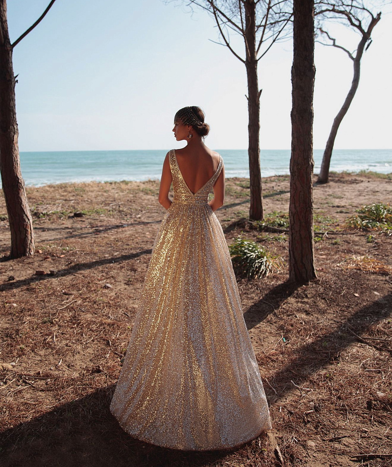 Блестящее золотое свадебное платье