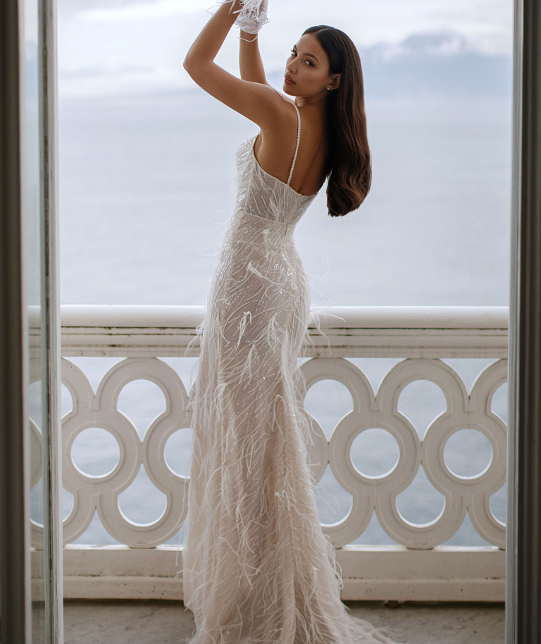 Свадебное платье с перьями