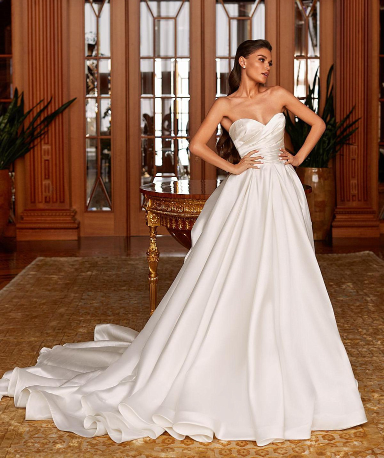 Пышное атласное свадебное платье с вырезом в форме сердца