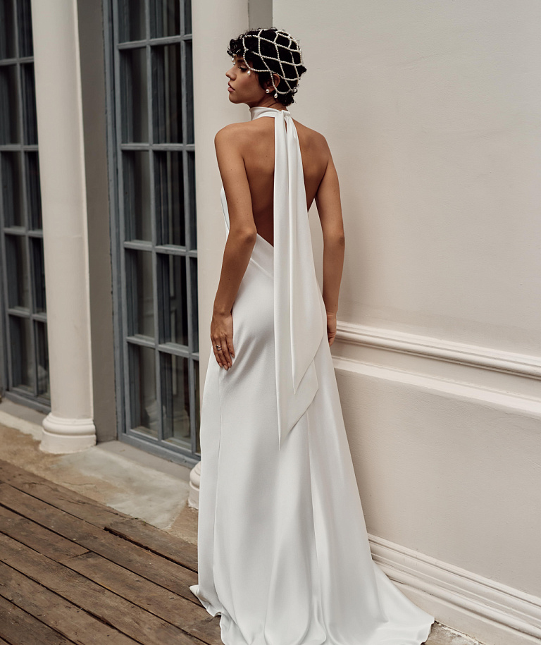 Легкое платье с воротником-стойкой