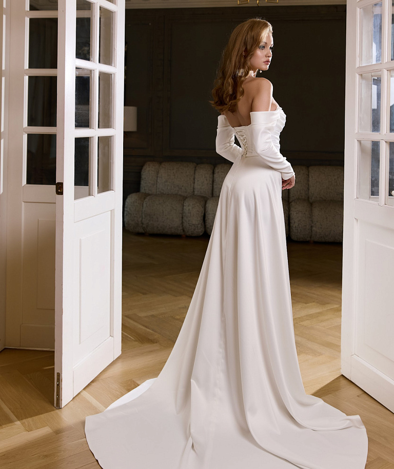 Атласное свадебное платье A-силуэта с рукавами и открытыми плечами