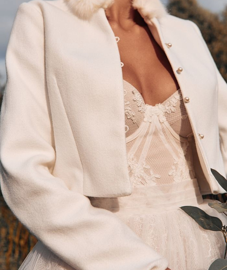 Белый жакет с мехом на воротнике
