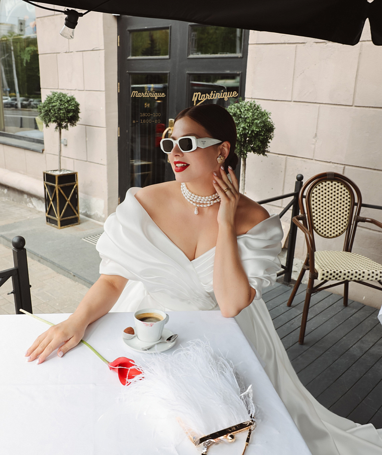 Белое свадебное платье со спущенными плечиками