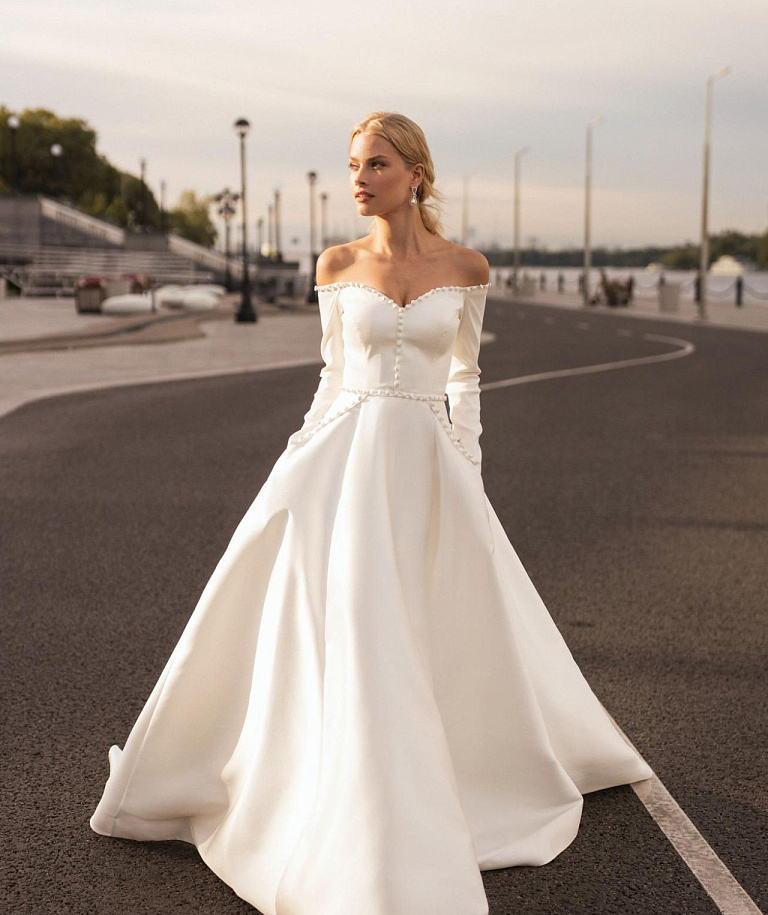 Атласное свадебное платье с рукавами и открытыми плечами