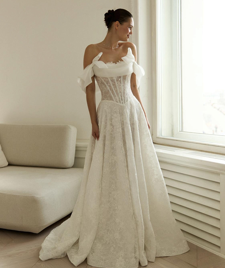 Кружевное свадбеное платье с открытыми плечами