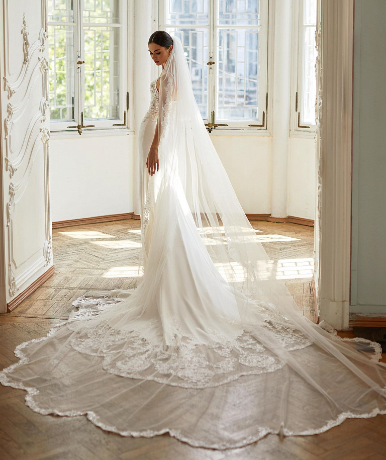 Свадебное платье русалка с длинным кружевным шлейфом