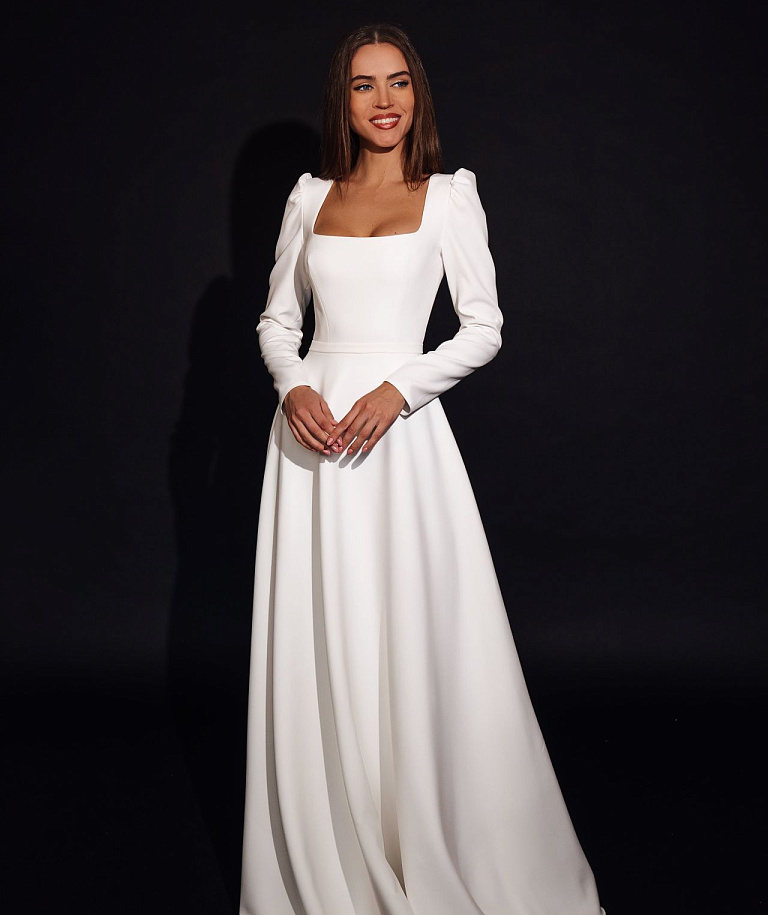 Лаконичное свадебное платье с квадратным вырезом