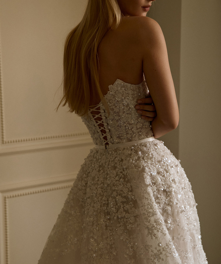 Пышное кружевное свадебное платье с жемчугом 