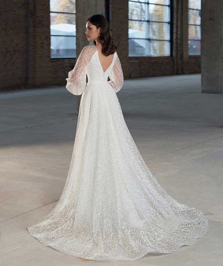 Сверкающее свадебное платье с объемными рукавами