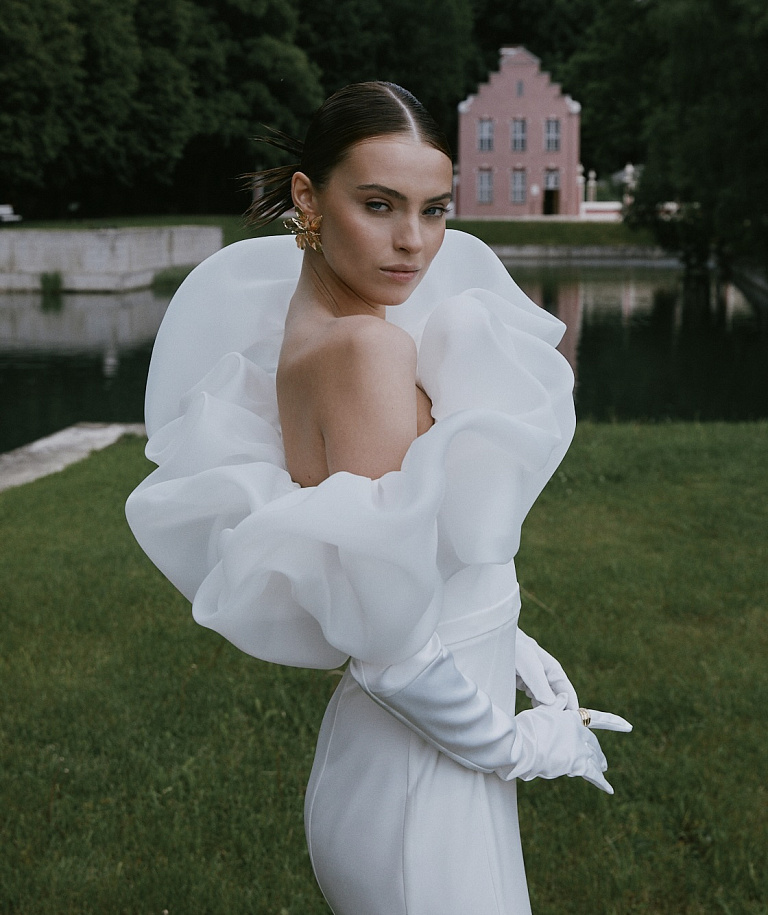 Лаконичное свадебное платье с ассиметричным верхом