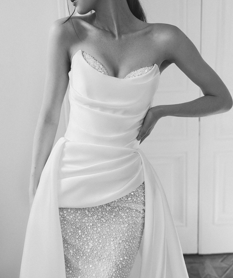 Корсетное свадебное платье с ассиметриной драппировкой