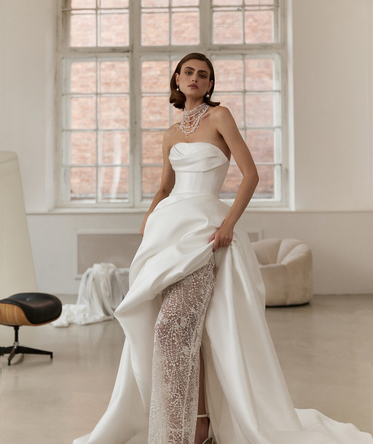 Эффектное свадебное платье из микадо с кружевной юбкой