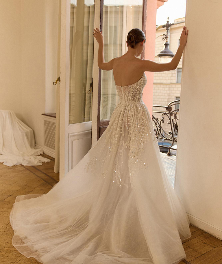 Роскошное свадебное платье с вышивкой