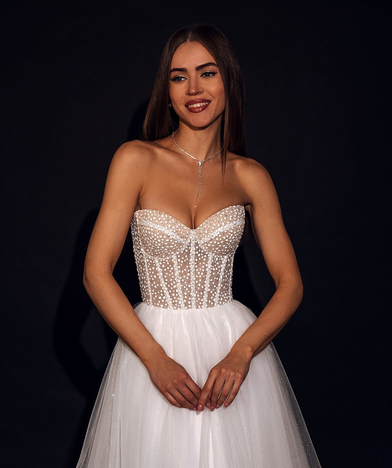 Легкое свадебное платье с корсетом и открытым верхом