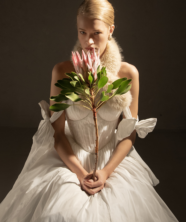 Стильное свадебное платье из тафты с декором в виде бантов