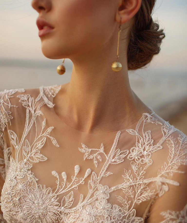 Легкое свадебное платье с прозрачными  рукавами