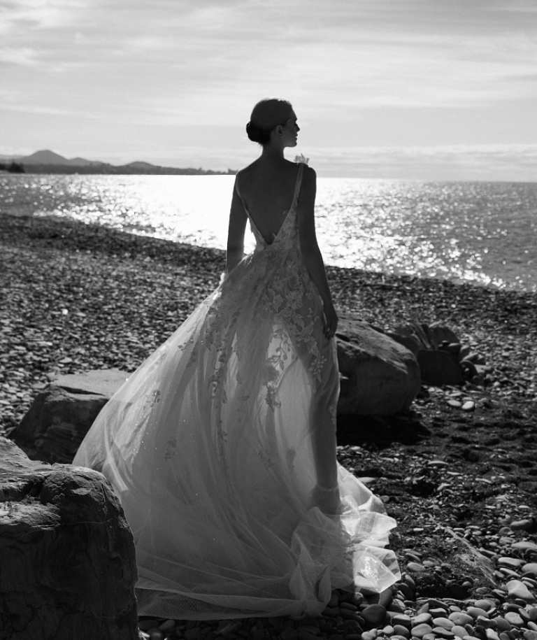 Кружевное свадебное платье с глубоким вырезом