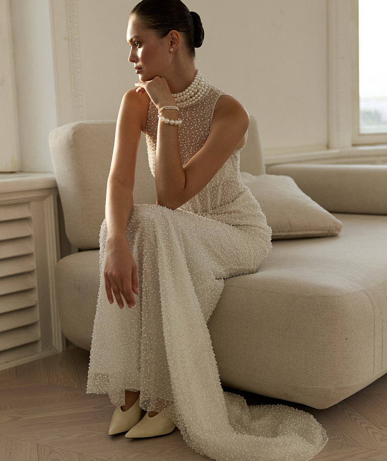 Облегающее свадебное платье полностью расшитое жемчугом