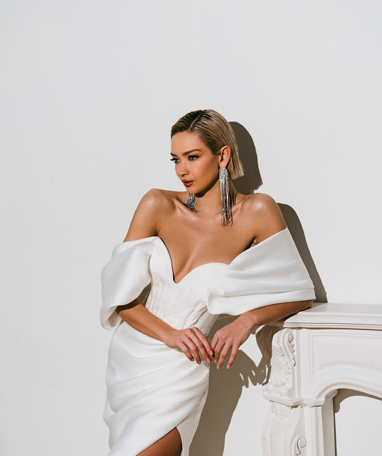 Лаконичное свадебное платье со спущенными плечиками