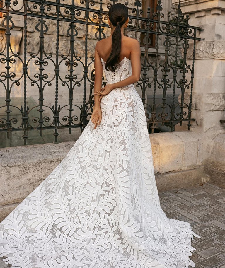 Необычное кружевное свадебное платье