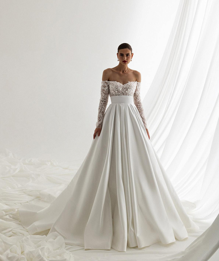 Свадебное платье с атласной юбкой и кружевным верхом