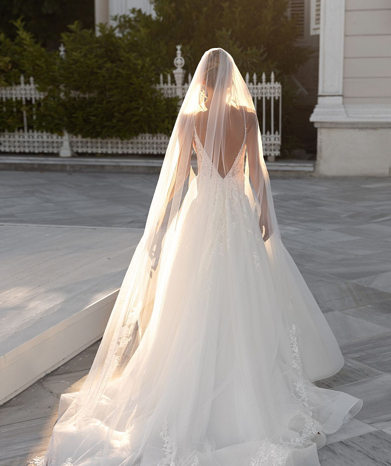 Сверкающее платье с декольте и открытой спиной