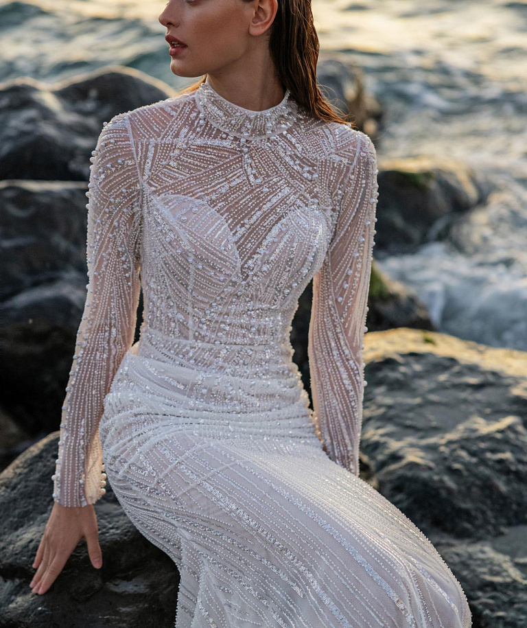 Красивое свадебное платье с ручной вышивкой