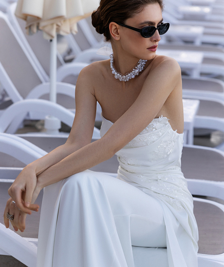 Атласное свадебное платье с кружевным декором