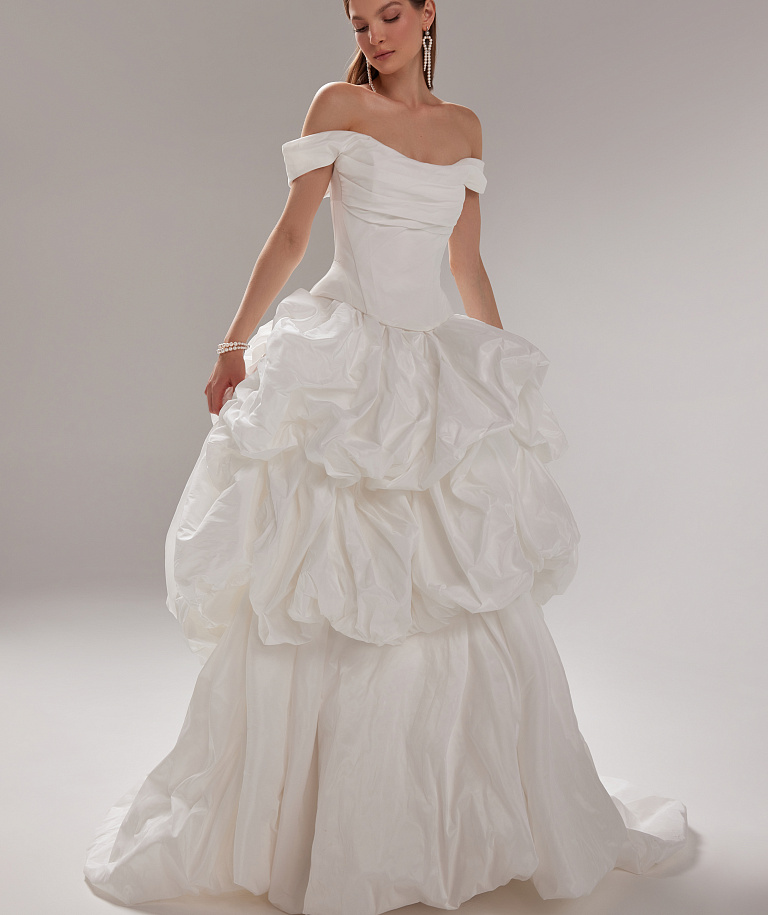 Пышное свадебное платье из тафты со спущенными плечами