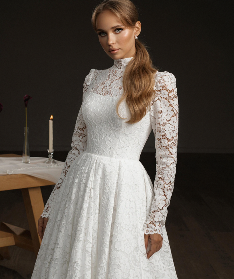 Закрытое кружевное платье с длинным рукавом и воротником-стойка