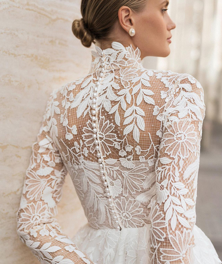 Свадебное платье с кружевным верхом и рукавами