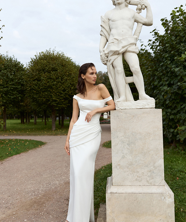 Элегантное атласное платье со шлейфом и драпировкой