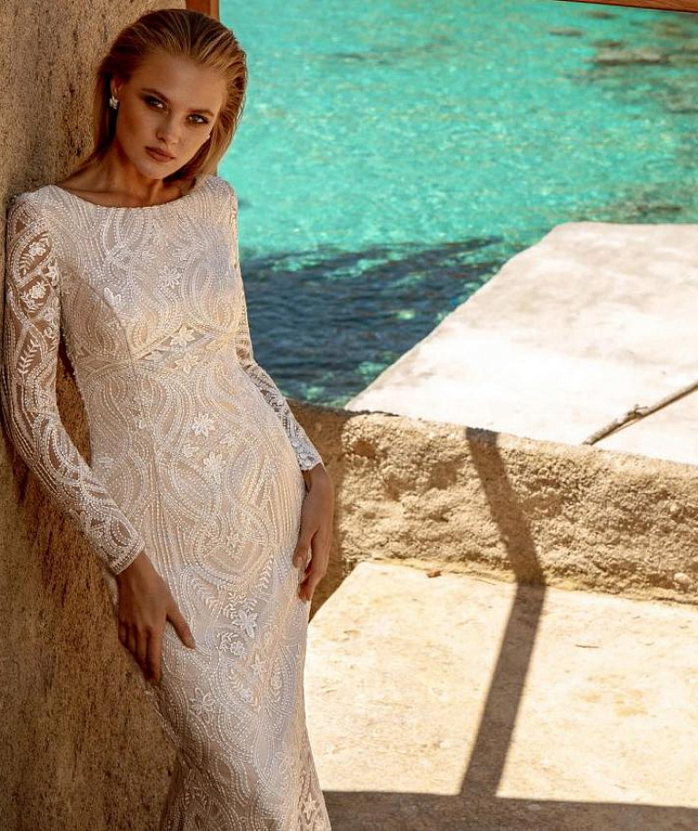 Утонченная рыбка с рукавами и открытой спиной