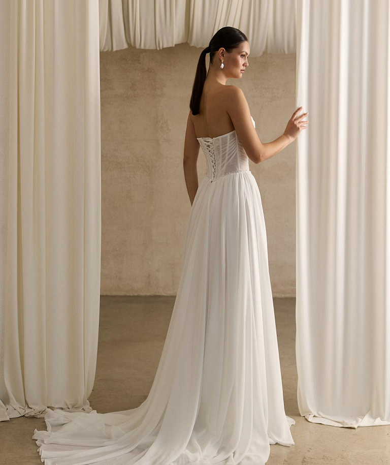 Шифоновое свадебное платье с жемчугом на корсете