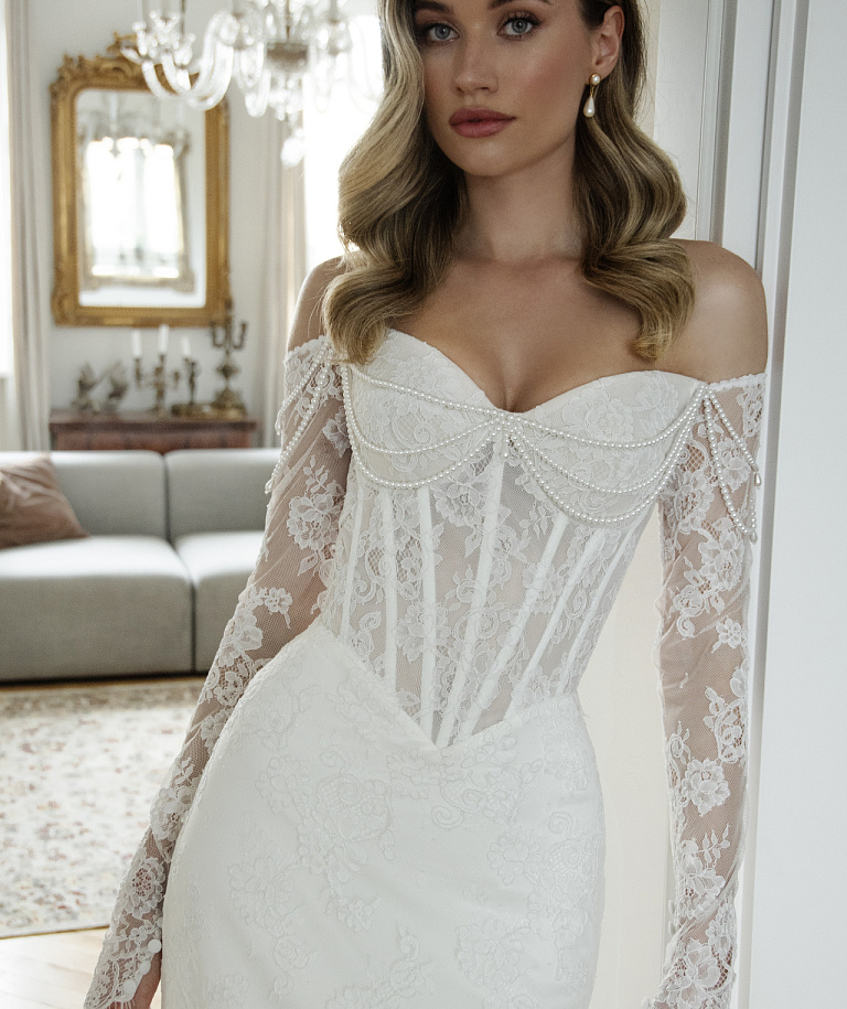 Кружевное свадебное платье рыбка с декором из бус