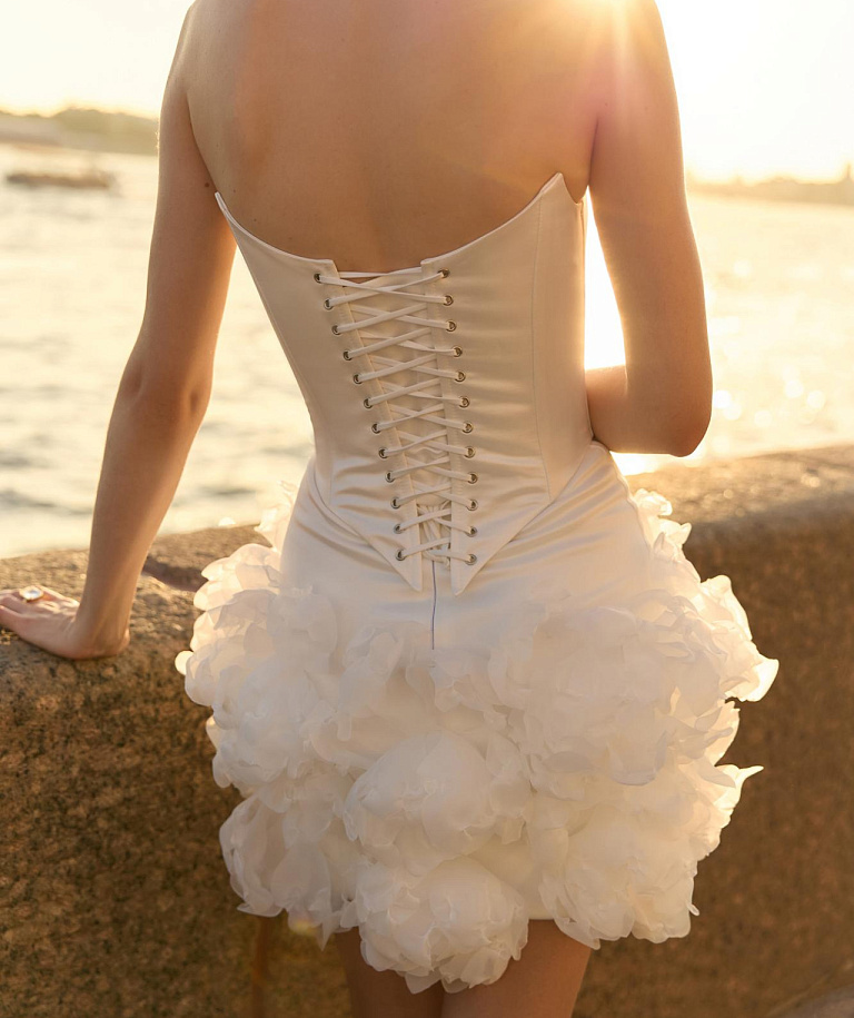 Свадебное платье мини с цветочной юбкой