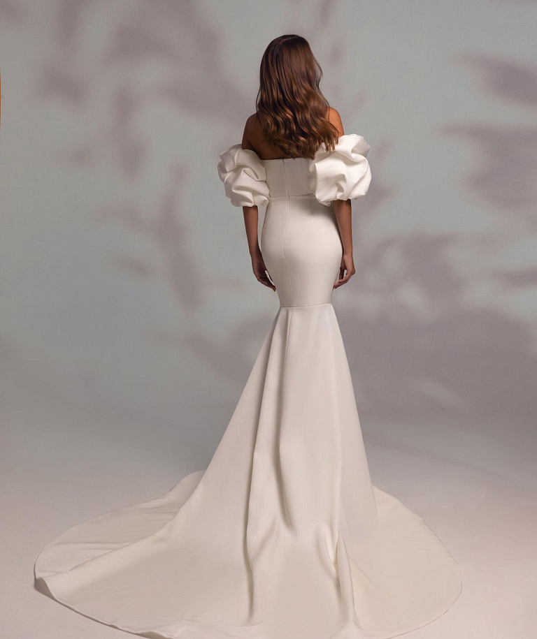 Роскошное атласное платье с рукавами буф