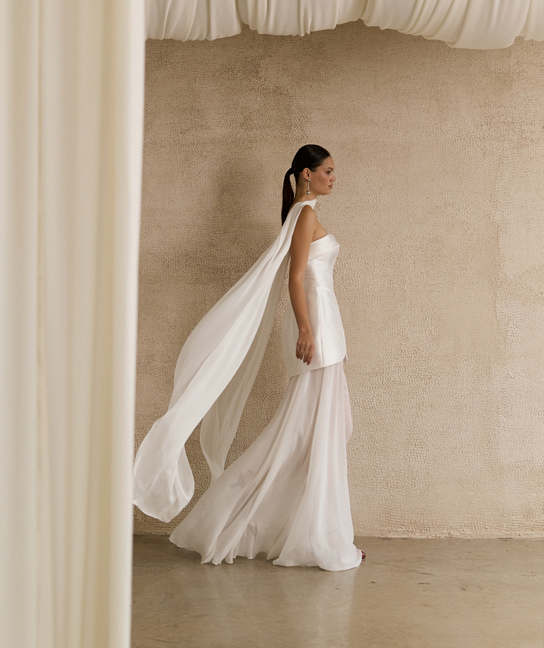 Короткое свадебное платье с прозрачной юбкой из шифона