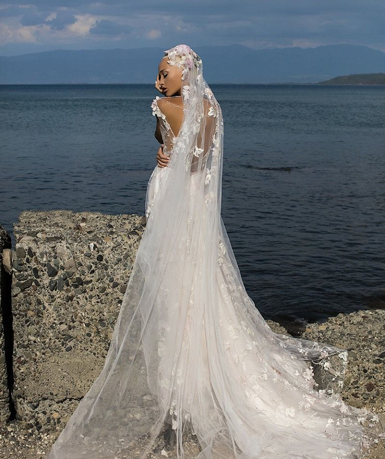 Свадебная фата с кружевом по голове