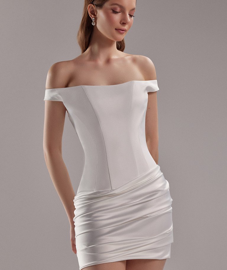 Короткое атласное свадебное платье со спущенными плечами