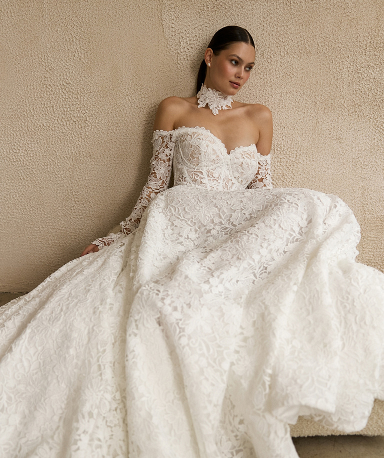 Роскошное кружевное свадебное платье с рукавами и открытыми плечами