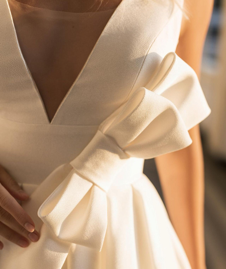 Атласное свадебное платье с бантом