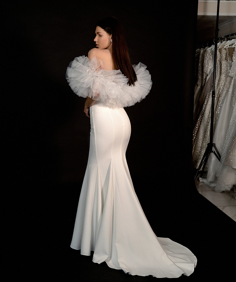 Свадебное платье с воланами на плечах