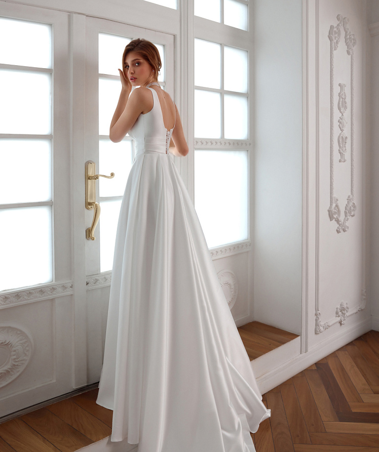 Лаконичное свадебное платье с v-вырезом