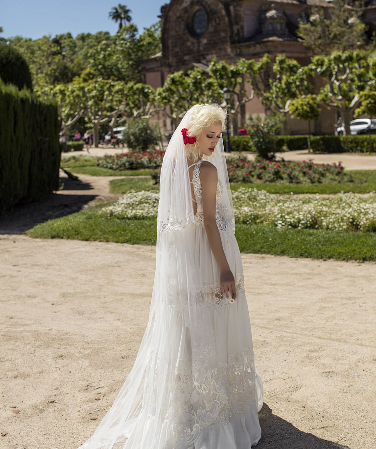 Кружевная фата расшитая сверкающими пайетками