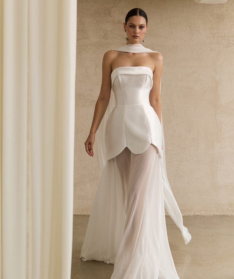 Короткое свадебное платье с прозрачной юбкой из шифона