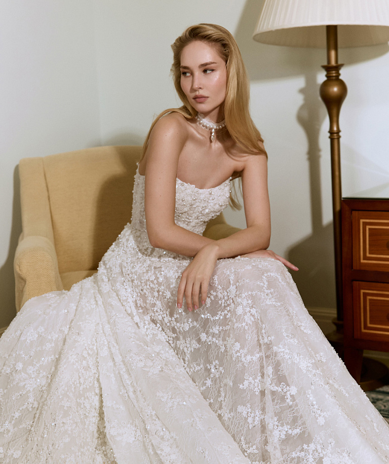 Пышное кружевное свадебное платье с жемчугом 