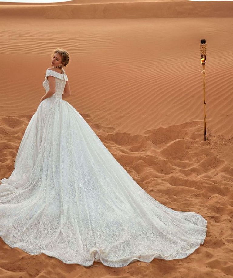 Роскошное сверкающее платье