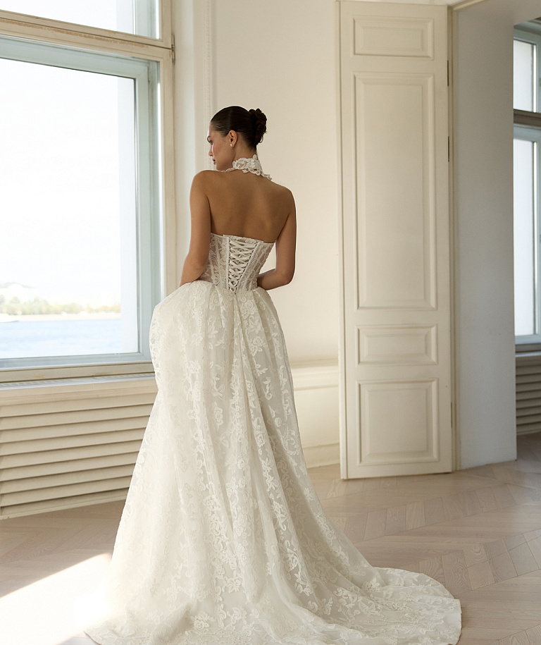 Роскошное кружевное свадебное платье с чокером