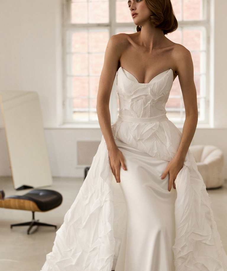 Стильный свадебный комплект со съемным шлейфом из дизайнерской ткани